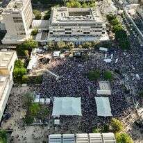 צילום אווירי, אלפים מתגודדים בכיכר החטופים לחגוג את חזרתם של החטופים | מתניה טאוסיג/Flash90