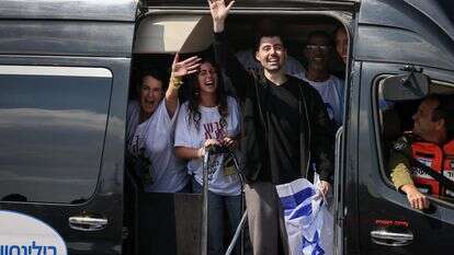 גיא גלבוע דלל בדרכו לבית החולים עם שובו מהשבי | יוסי אלוני, פלאש 90 גיא גלבוע דלל בדרכו לבית החולים עם שובו מהשבי | יוסי אלוני, פלאש 90