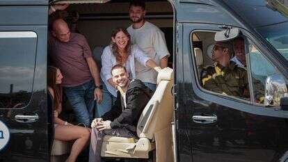 אלון אהל בדרכו לבית החולים עם שובו מהשבי | יוסי אלוני, פלאש 90 אלון אהל בדרכו לבית החולים עם שובו מהשבי | יוסי אלוני, פלאש 90