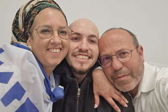 איתן מור עם הוריו צביקה ואפרת | משפחת מור