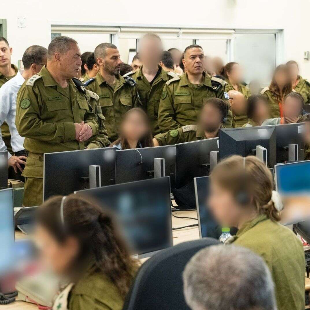 הרמטכ״ל, רב-אלוף אייל זמיר, ראש מפקד השבויים והנעדרים, אלוף (מיל׳) ניצן אלון וראש אגף המודיעין, אלוף שלומי בינדר מפקדים היום (ב') על מבצע ״שבים לגבולם״ מחמ״ל מפקדת השבויים והנעדרים | דובר צה"ל