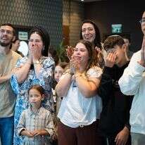 משפחתו של איתן מור צופים ברגע החבירה לכוח צה"ל | מערך ההסברה הלאומי משפחתו של איתן מור צופים ברגע החבירה לכוח צה"ל | מערך ההסברה הלאומי