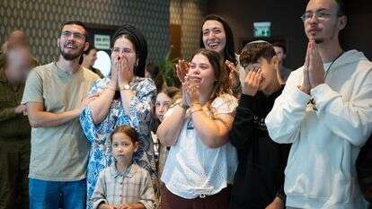 משפחתו של איתן מור צופים ברגע החבירה לכוח צה"ל | מערך ההסברה הלאומי