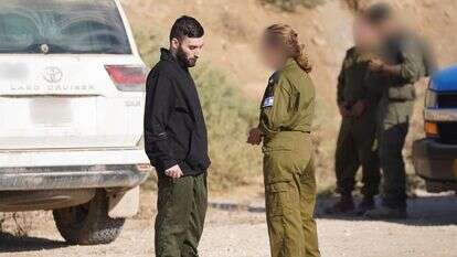 מתן אנגרסט עם נציגי צה"ל | דובר צה"ל מתן אנגרסט עם נציגי צה"ל | דובר צה"ל