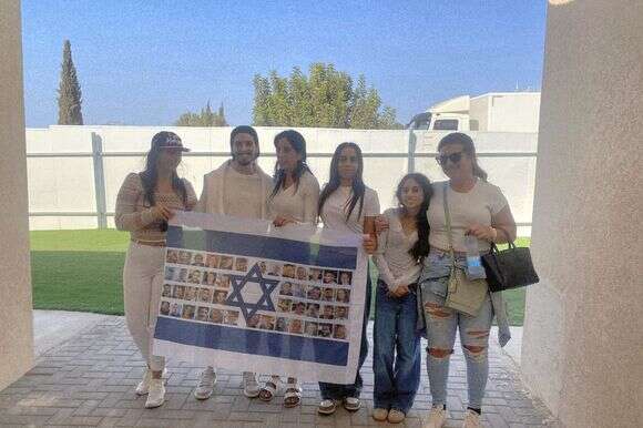 אילנה זוגתו של מתן ביחד עם מתן ומשפחתו | נורית לאמעי אילנה זוגתו של מתן ביחד עם מתן ומשפחתו | נורית לאמעי