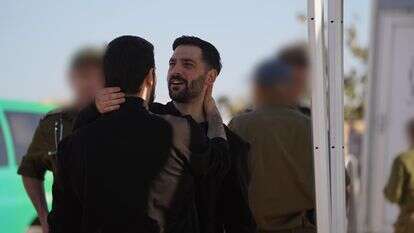 השבים גלי וזיו ברמן עם נציגי צהל וחיבוק ראשון בין האחים | דובר צה"ל השבים גלי וזיו ברמן עם נציגי צהל וחיבוק ראשון בין האחים | דובר צה"ל