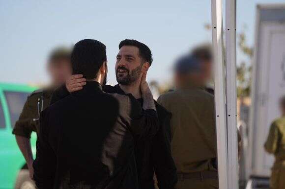 השבים גלי וזיו ברמן עם נציגי צה"ל, חיבוק ראשון בין האחים | דובר צה"ל