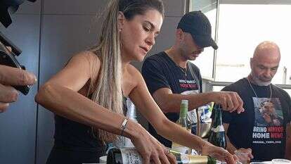השמפניה זרמה כמים | ללא