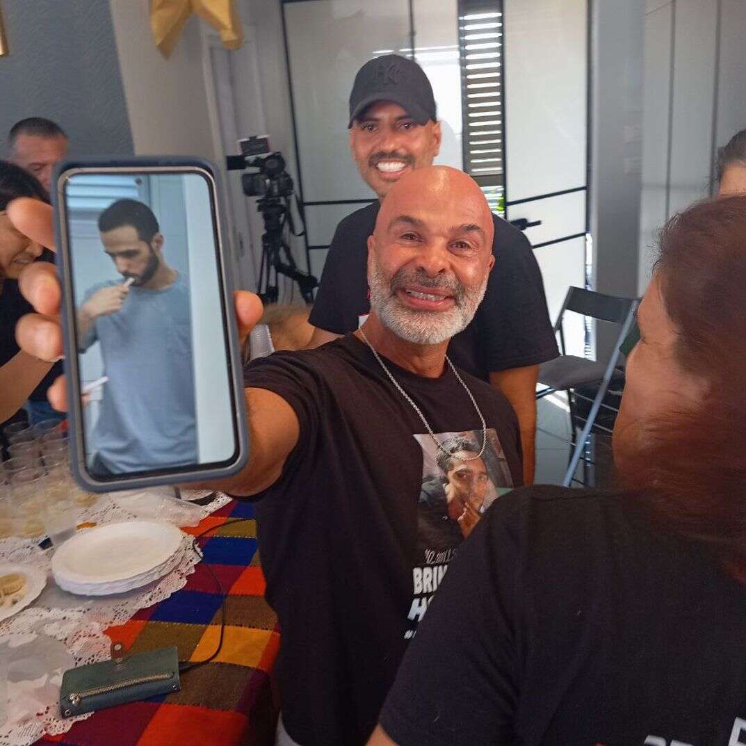 שרון מציג את התמונה הראשונה של נמרוד בישראל | ללא שרון מציג את התמונה הראשונה של נמרוד בישראל | ללא