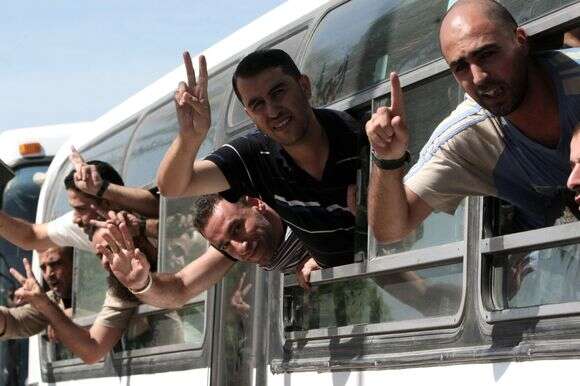 מחבלים ששוחררו בעסקת שליט בדרכם לרצועת עזה | איי.אף.פי מחבלים ששוחררו בעסקת שליט בדרכם לרצועת עזה | איי.אף.פי