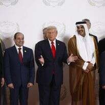 הפסגה בשארם, ביום שני. מימין: מלך ירדן עבדאללה, אמיר קטאר תמים בן חמד אאל ת'אני, טראמפ, א־סיסי וארדואן | איי.אף.פי הפסגה בשארם, ביום שני. מימין: מלך ירדן עבדאללה, אמיר קטאר תמים בן חמד אאל ת'אני, טראמפ, א־סיסי וארדואן | איי.אף.פי