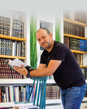 חסרים בישראל סופרים גדולים כמו וולבק- דף הבית | יוסי אלוני