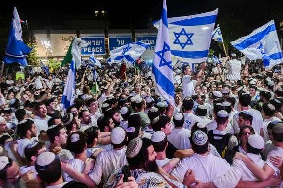 הקפות שניות בכיכר החטופים, השבוע בתל־אביב | אבשלום ששוני, פלאש 90 הקפות שניות בכיכר החטופים, השבוע בתל־אביב | אבשלום ששוני, פלאש 90