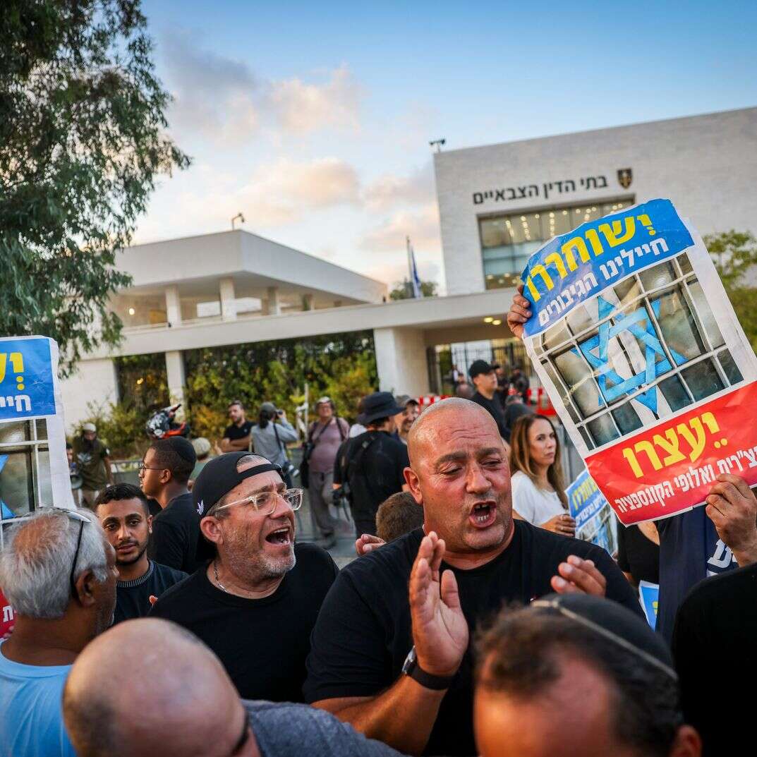 מחאה בבית־ליד נגד מעצר חיילי המילואים במחנה שדה תימן, 2024 | חיים גולדברג, פלאש 90 מחאה בבית־ליד נגד מעצר חיילי המילואים במחנה שדה תימן, 2024 | חיים גולדברג, פלאש 90