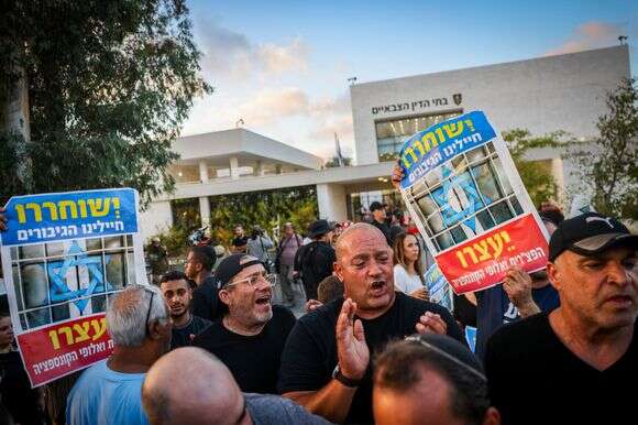 מחאה בבית־ליד נגד מעצר חיילי המילואים במחנה שדה תימן, 2024 | חיים גולדברג, פלאש 90 מחאה בבית־ליד נגד מעצר חיילי המילואים במחנה שדה תימן, 2024 | חיים גולדברג, פלאש 90