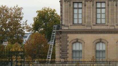 המנוף בו השתמשו הפורצים בשוד מוזיאון הלובר | AFP המנוף בו השתמשו הפורצים בשוד מוזיאון הלובר | AFP