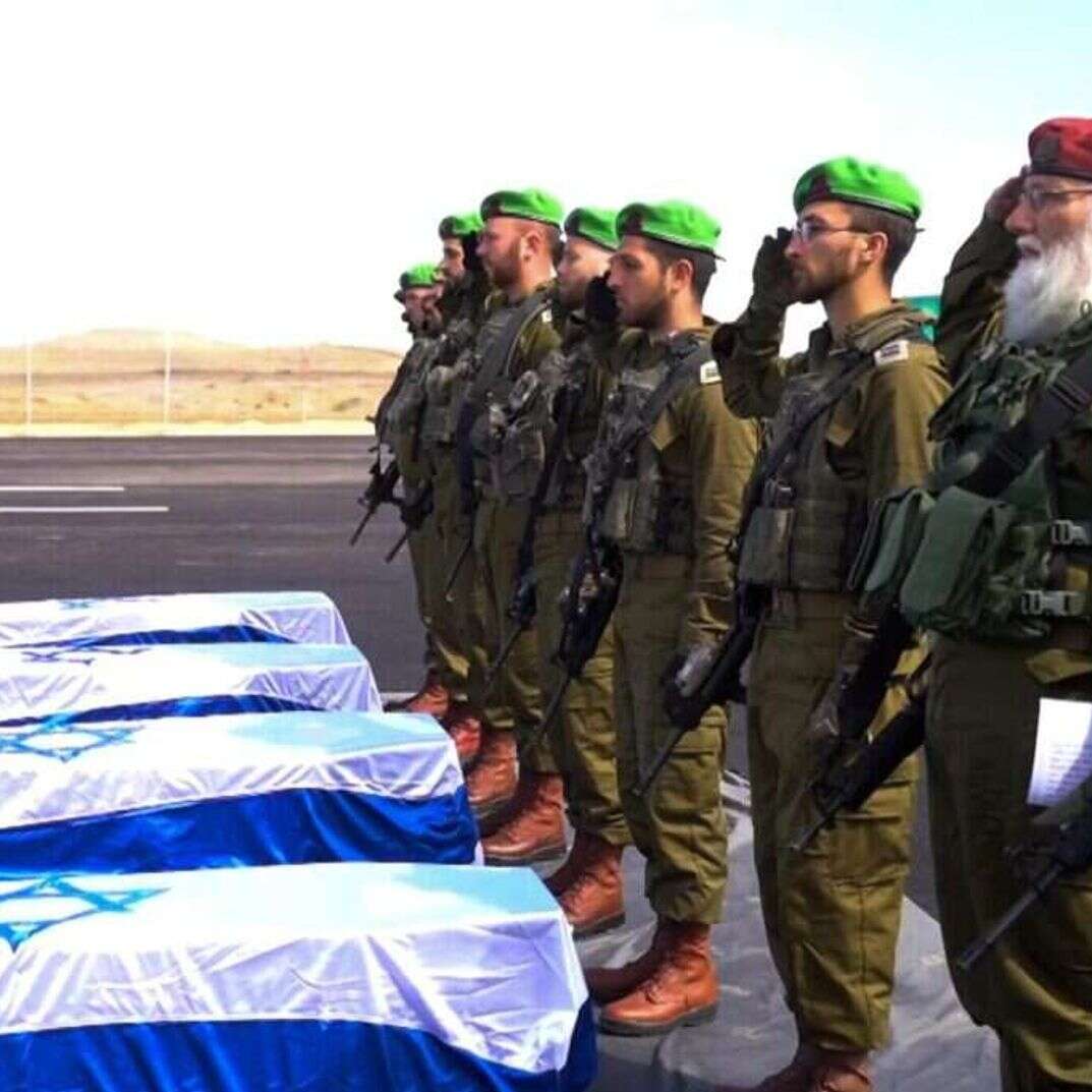 כוחות צה"ל ובהם הרב הצבאי מקבלים את הארונות של החטופים החללים, ארכיון | דובר צה"ל כוחות צה"ל ובהם הרב הצבאי מקבלים את הארונות של החטופים החללים, ארכיון | דובר צה"ל