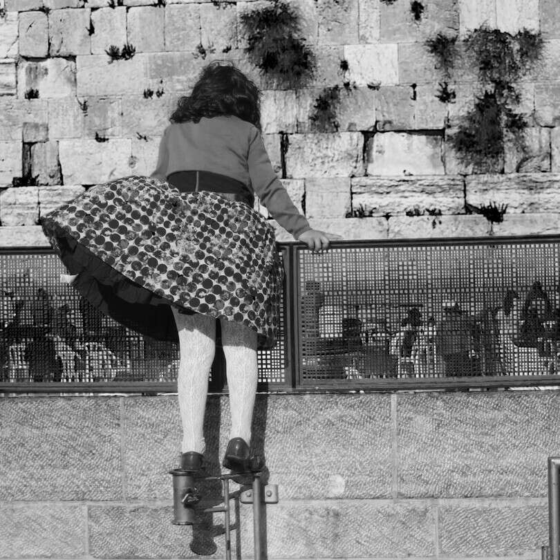 הִנֵּה זֹאת עוֹמֶדֶת אַחַר כָּתְלֵנוּ | יאנה ורוצטל הִנֵּה זֹאת עוֹמֶדֶת אַחַר כָּתְלֵנוּ | יאנה ורוצטל
