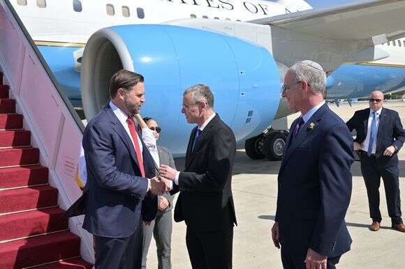 סגן ראש הממשלה ושר המשפטים, יריב לוין מקבל את פניו של סגן נשיא ארה״ב, ג׳יי. די. ואנס ורעייתו אושה ואנס, בנתב״ג | שלומי אמסלם, משרד החוץ סגן ראש הממשלה ושר המשפטים, יריב לוין מקבל את פניו של סגן נשיא ארה״ב, ג׳יי. די. ואנס ורעייתו אושה ואנס, בנתב״ג | שלומי אמסלם, משרד החוץ