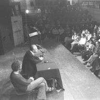 יצחק רבין ולידו המנחה אורי זוהר בכנס בחירות שהתקיים במועדון צוותא, 1977 | צילום: יעקב סער, לע"מ יצחק רבין ולידו המנחה אורי זוהר בכנס בחירות שהתקיים במועדון צוותא, 1977 | צילום: יעקב סער, לע"מ