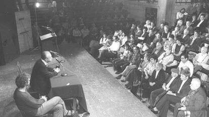 יצחק רבין ולידו המנחה אורי זוהר בכנס בחירות שהתקיים במועדון צוותא, 1977 | צילום: יעקב סער, לע"מ יצחק רבין ולידו המנחה אורי זוהר בכנס בחירות שהתקיים במועדון צוותא, 1977 | צילום: יעקב סער, לע"מ