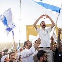 "עוד אבינוש חי". אבינתן אור מתקבל  בשירה וריקודים בכניסה ליישוב שילה | נעמה שטרן