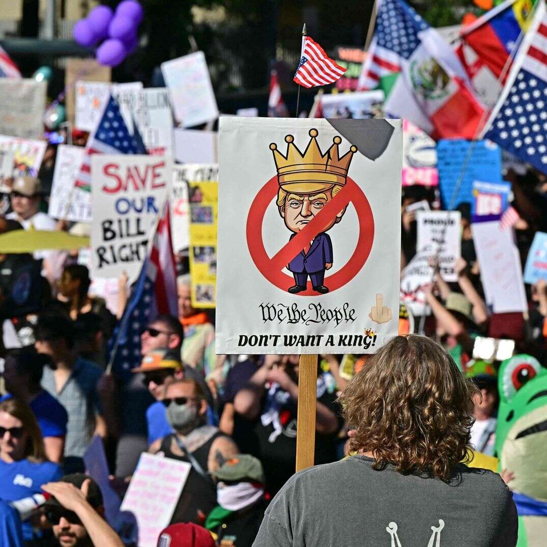 הפגנה בקליפורניה נגד ממשל טראמפ במסגרת מחאות "אין מלכים", בסופ"ש האחרון | איי.אף.פי הפגנה בקליפורניה נגד ממשל טראמפ במסגרת מחאות "אין מלכים", בסופ"ש האחרון | איי.אף.פי