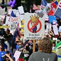 הפגנה בקליפורניה נגד ממשל טראמפ במסגרת מחאות "אין מלכים", בסופ"ש האחרון | איי.אף.פי הפגנה בקליפורניה נגד ממשל טראמפ במסגרת מחאות "אין מלכים", בסופ"ש האחרון | איי.אף.פי