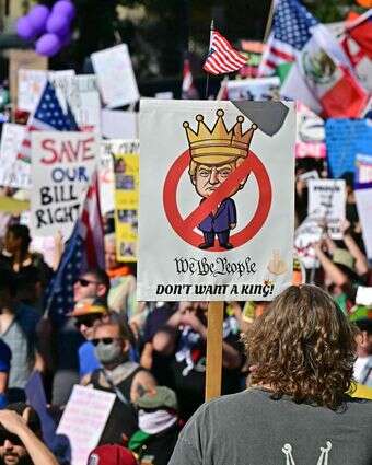 הפגנה בקליפורניה נגד ממשל טראמפ במסגרת מחאות "אין מלכים", בסופ"ש האחרון | איי.אף.פי הפגנה בקליפורניה נגד ממשל טראמפ במסגרת מחאות "אין מלכים", בסופ"ש האחרון | איי.אף.פי