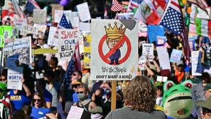 הפגנה בקליפורניה נגד ממשל טראמפ במסגרת מחאות "אין מלכים", בסופ"ש האחרון | איי.אף.פי הפגנה בקליפורניה נגד ממשל טראמפ במסגרת מחאות "אין מלכים", בסופ"ש האחרון | איי.אף.פי