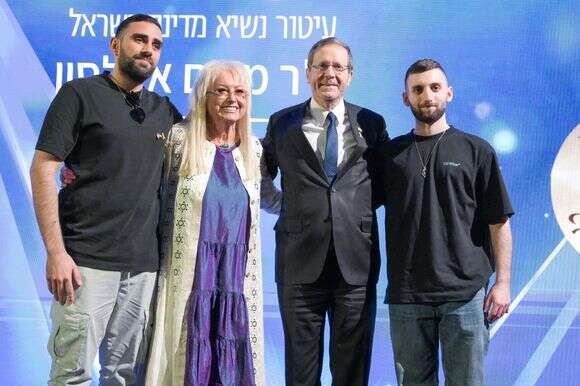 עיטור נשיא המדינה: ד"ר מרים אדלסון, הנשיא יצחק הרצוג והחטופים השבים מתן אנגרסט ושגב כלפון | מעיין טואף/לע״מ עיטור נשיא המדינה: ד"ר מרים אדלסון, הנשיא יצחק הרצוג והחטופים השבים מתן אנגרסט ושגב כלפון | מעיין טואף/לע״מ