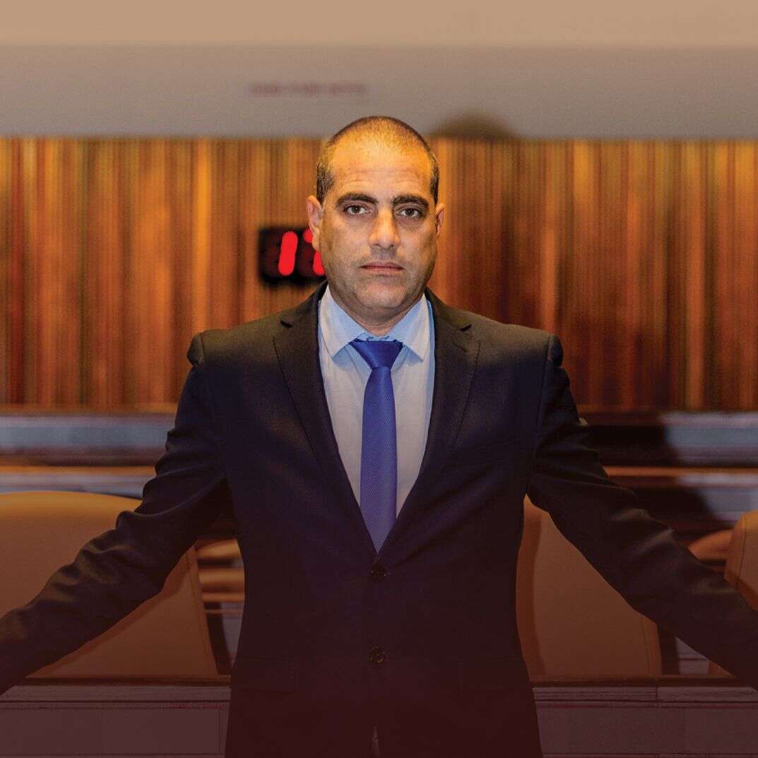 המוציא והמצביא | מאיה משל