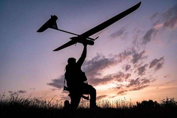 לוחם רוכב שמיים עם כטמ"ם של היחידה | דובר צה"ל