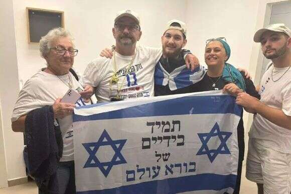 האב קם מכיסא הגלגלים לכבוד הבן. בר ומשפחתו אחרי השחרור | ריקי סיטון האב קם מכיסא הגלגלים לכבוד הבן. בר ומשפחתו אחרי השחרור | ריקי סיטון
