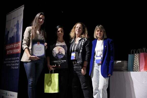 משפחתו של אלכסיי בודובסקי בטקס ההנצחה לעולים החדשים שנפלו במלחמה, בשנה שעברה | ליאה גלדמן משפחתו של אלכסיי בודובסקי בטקס ההנצחה לעולים החדשים שנפלו במלחמה, בשנה שעברה | ליאה גלדמן