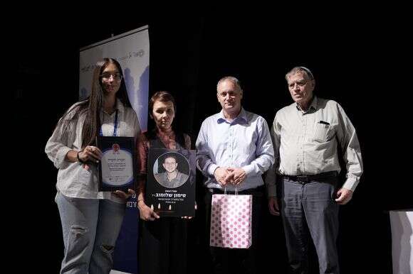 משפחתו של סימון שלומוב בטקס ההנצחה לעולים החדשים שנפלו במלחמה, בשנה שעברה | ליאה גלדמן משפחתו של סימון שלומוב בטקס ההנצחה לעולים החדשים שנפלו במלחמה, בשנה שעברה | ליאה גלדמן