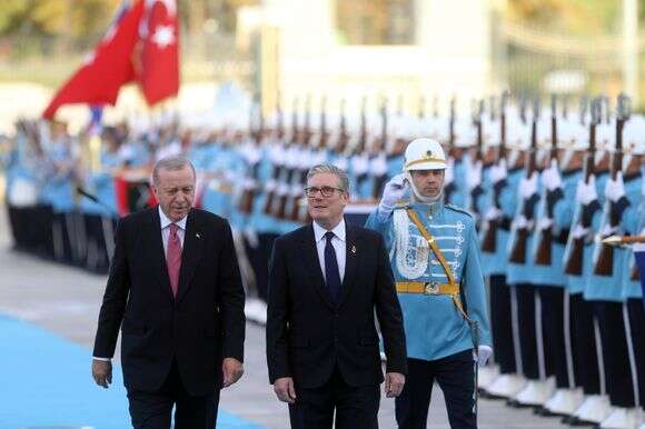 טורקיה לא משלמת מחיר על הניצול. ראש ממשלת בריטניה, קיר סטארמר, יחד עם ארדואן באנקרה בשבוע שעבר | EPA טורקיה לא משלמת מחיר על הניצול. ראש ממשלת בריטניה, קיר סטארמר, יחד עם ארדואן באנקרה בשבוע שעבר | EPA