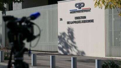 משרדי המשטרה המשפטית של פריז  לאחר ששני חשודים נעצרו במסגרת חקירת שוד הלובר | AFP משרדי המשטרה המשפטית של פריז  לאחר ששני חשודים נעצרו במסגרת חקירת שוד הלובר | AFP