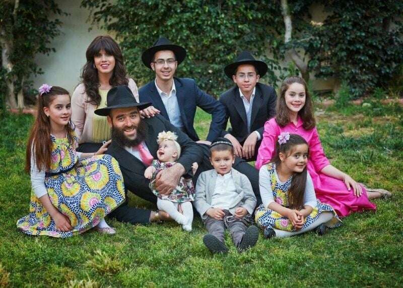 הרב זאב רסקין ומשפחתו | אריאל שנבל הרב זאב רסקין ומשפחתו | אריאל שנבל