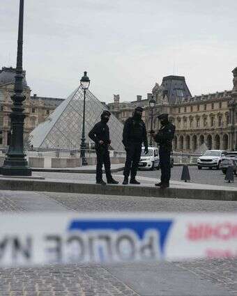 שוד במוזיאון הלובר | Dimitar DILKOFF / AFP שוד במוזיאון הלובר | Dimitar DILKOFF / AFP