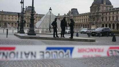 שוד במוזיאון הלובר | Dimitar DILKOFF / AFP שוד במוזיאון הלובר | Dimitar DILKOFF / AFP