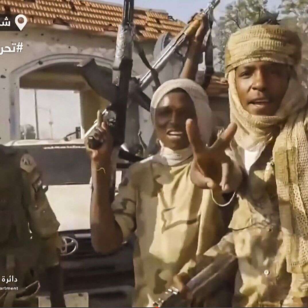 לוחמי RSF אוחזים בנשק וחוגגים ברחובות אל-פשר בדארפור | AFP לוחמי RSF אוחזים בנשק וחוגגים ברחובות אל-פשר בדארפור | AFP