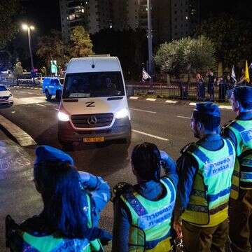 שיירה הנושאת גופות של חטופים בדרכה למכון זיהוי | יונתן סינדל - פלאש 90 שיירה הנושאת גופות של חטופים בדרכה למכון זיהוי | יונתן סינדל - פלאש 90