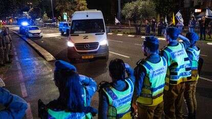 שיירה הנושאת גופות של חטופים בדרכה למכון זיהוי | יונתן סינדל - פלאש 90 שיירה הנושאת גופות של חטופים בדרכה למכון זיהוי | יונתן סינדל - פלאש 90