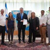 חברי הוועדה המייעצת לבחינת פעילות גלי צה"ל מוסרים את המלצותיהם לשר הביטחון | אלעד מלכה, משרד הביטחון חברי הוועדה המייעצת לבחינת פעילות גלי צה"ל מוסרים את המלצותיהם לשר הביטחון | אלעד מלכה, משרד הביטחון