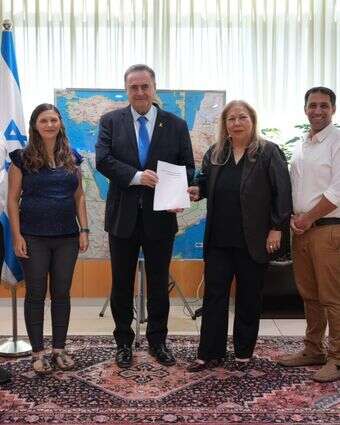 חברי הוועדה המייעצת לבחינת פעילות גלי צה"ל מוסרים את המלצותיהם לשר הביטחון | אלעד מלכה, משרד הביטחון חברי הוועדה המייעצת לבחינת פעילות גלי צה"ל מוסרים את המלצותיהם לשר הביטחון | אלעד מלכה, משרד הביטחון