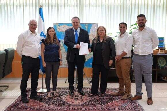 חברי הוועדה המייעצת לבחינת פעילות גלי צה"ל מוסרים את המלצותיהם לשר הביטחון | אלעד מלכה, משרד הביטחון חברי הוועדה המייעצת לבחינת פעילות גלי צה"ל מוסרים את המלצותיהם לשר הביטחון | אלעד מלכה, משרד הביטחון