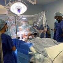 חולת פרקינסון מנגנת בקלרינט בזמן ניתוח מוח | King’s College