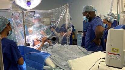 חולת פרקינסון מנגנת בקלרינט בזמן ניתוח מוח | King’s College חולת פרקינסון מנגנת בקלרינט בזמן ניתוח מוח | King’s College