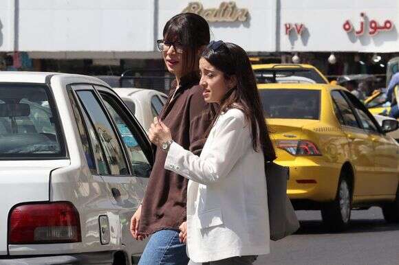 נשים הולכות ברחובות טהרן בחודש שעבר כשהן ללא חג'אב | EPA